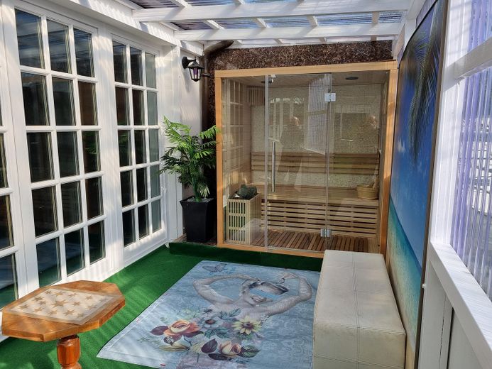 Interessantes Gebäude Ensemble – Sauna Penthouse