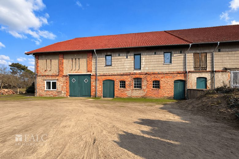 Dassow: Große Doppelhaushälfte mit Werkstatt, Scheune, 3 Garagen und 2.589 m² Grundstück – Außenansicht