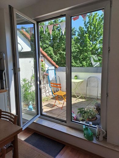 Loggialı, yeşillikler içinde muhteşem 2 odalı çatı katı dairesi, boşaltılmış – Loggia
