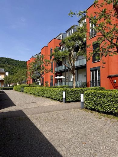 Hochwertig sanierte 2-Zimmer-Wohnung im historischen Ensemble - Seenähe, Balkon & Aufzug – Wohnung A05 - Außenansicht 2