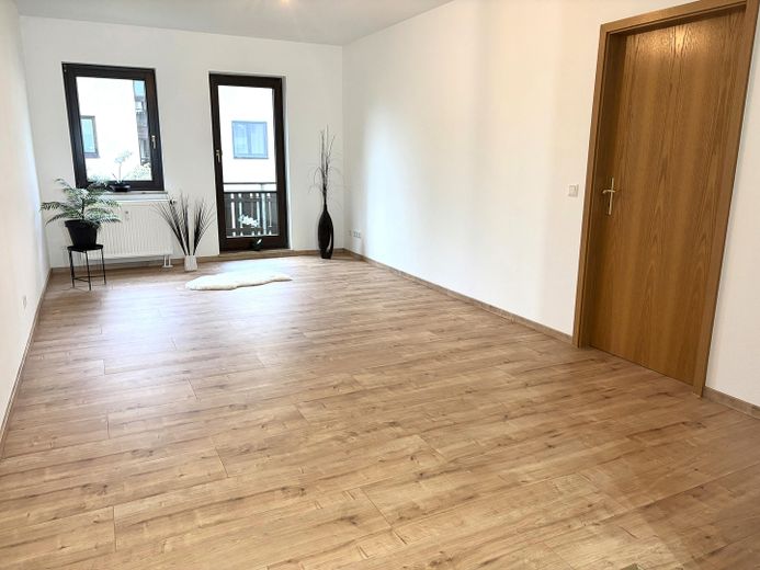 Frisch sanierte stilvolle 2-Zimmer-Wohnung m. Südbalkon in Machern/Erstbezug – Wohnzimmer zum Balkon