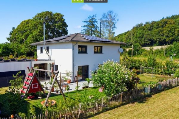 360° | Nowoczesny dom KfW-40-Plus z dużym ogrodem, garażem dwustanowiskowym i wiatą garażową