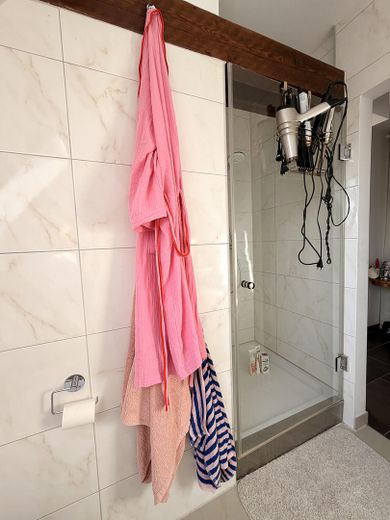 Einzigartiges Dachgeschoss +++ PROVISIONSFREI +++ 4 Zimmer, offene Balken & viel Tageslicht + Garage – Tageslichtbad mit Dusche 