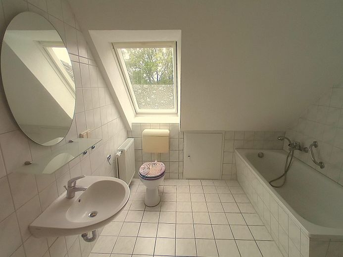 Solides MFH, Schweriner Stadtrand, als Investment o. Eigennutzung, sof. bezugsfähig, 2.505m² Grdst. – Bad 2.OG rechts