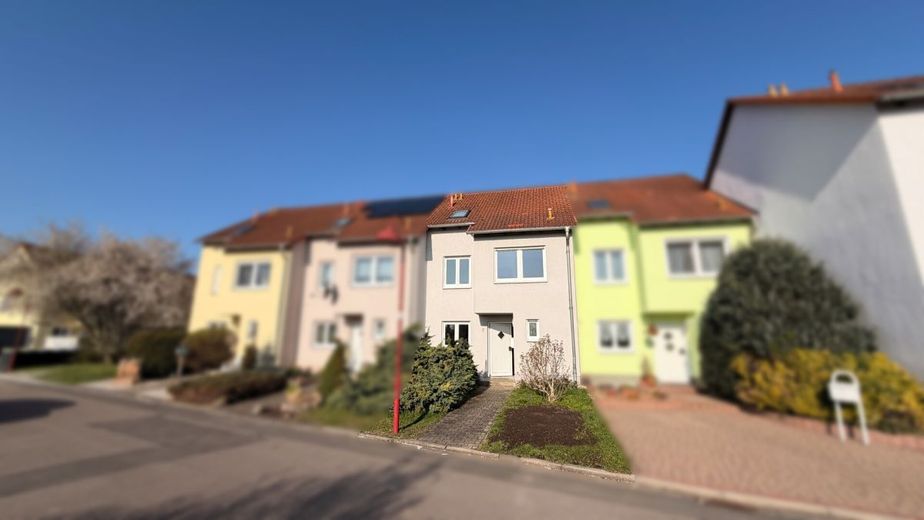 Vollunterkellertes Reihenhaus in ruhiger Stadtrandlage mit Garten und separater Garage – Husansicht Reihenhäuser