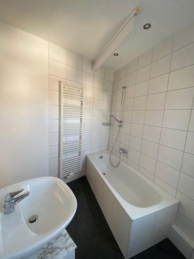 Badewanne mit Duschrollo