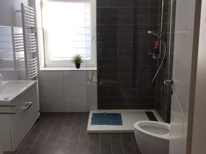 Super geschnittene 3 Raum Wohnung mit Abstellraum in der Wohnung und neuem Bad und Einbauküche – Foto 1