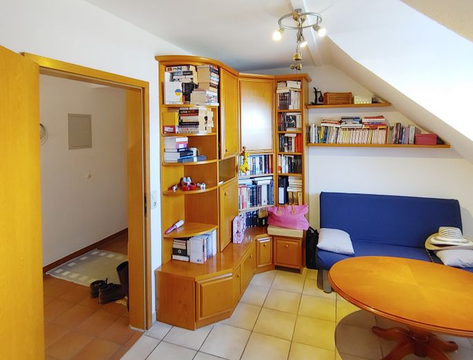 Avis aux investisseurs : duplex habité et meublé de 4 pièces avec cuisine, salle de bains et WC supplémentaires, dans un quartier calme proche du centre – Aufenthaltsraum unten