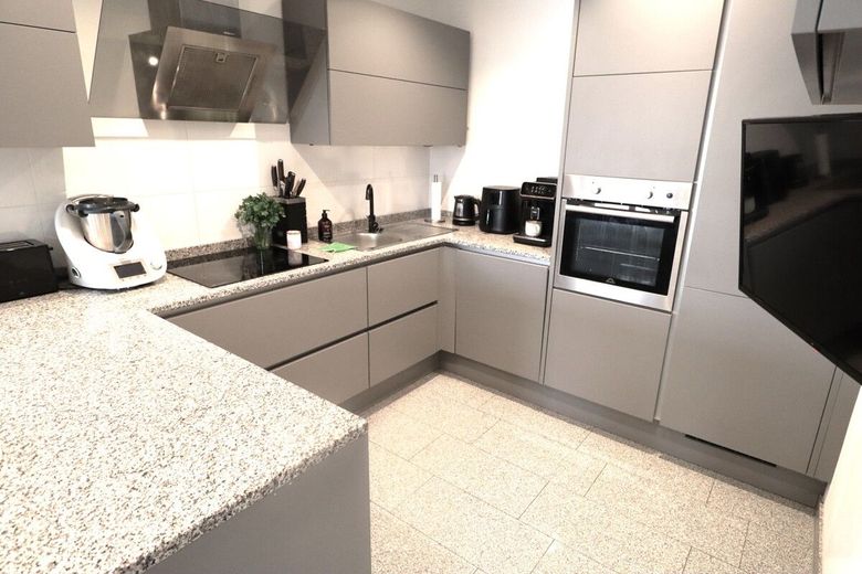 Wohnung mit 27m² Dachterrasse + +  Wolfsburg-Wendschott + + – Küche mit Granitabschluss