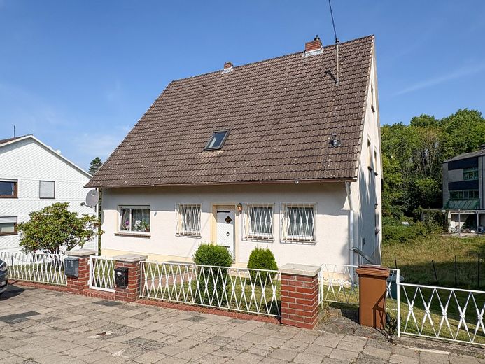 Zweifamilienhaus, teilvermietet, Wohnung im OG in Renovierung. Zentrale Lage Hamm/Sieg – Foto 1