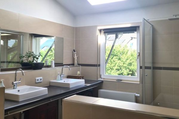 ENV. 150m² DE RÊVE FAMILIAL À GÖHRENZ AU BORD DU LAC KULKWITZER + CUISINE ÉQUIPÉE, GARAGE ET 2 PLACES DE STATIONNEMENT INCLUSES