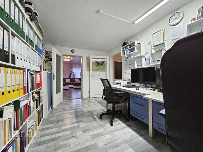 Mehrgenerationenhaus mit Wohlfühlfaktor und viel Raum zur Entfaltung – Büro Zimmer UG