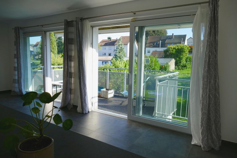 EBK Blick zum Balkon