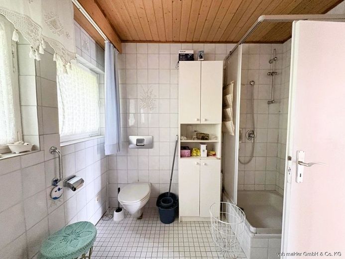 Familienfreundliches Zuhause mit Balkon, Terrasse und vier Garagen in Neuenreuth – VUB0002459-5