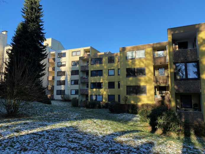 Renovated 3-room apartment with fitted kitchen and south-facing loggia in Kirchdornberg – Gartenansicht