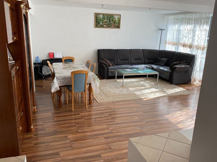 Viel Platz auch für 2 Familien in freistehenden Haus in guter Lage – Wohnzimmer
