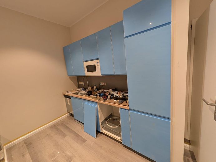 Erstbezug! Neue 2,5-Zi Wohnung in Toplage von Rüdesheim mit Einbauküche – Küche mit blauer Folie