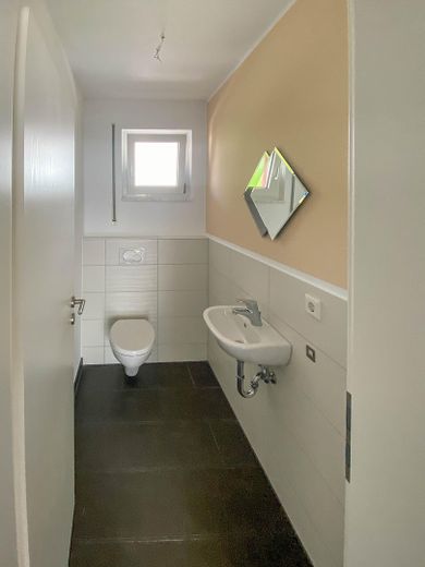 Lichtdurchflutete 3-Zimmer-Wohnung mit Westbalkon – Gäste-WC