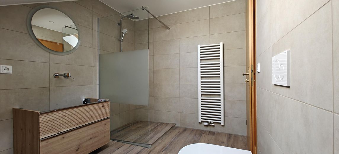 Frisch renovierte lichtdurchflutete 4-Zimmer Maisonette Wohnung mit großem Balkon und TG Stellplatz – Bad Obergeschoss