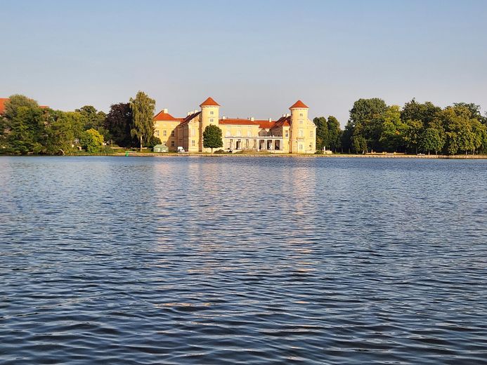 Ferienhaus mit eigenem Bootsliegeplatz – Rheinsberger Schloss Seeseite
