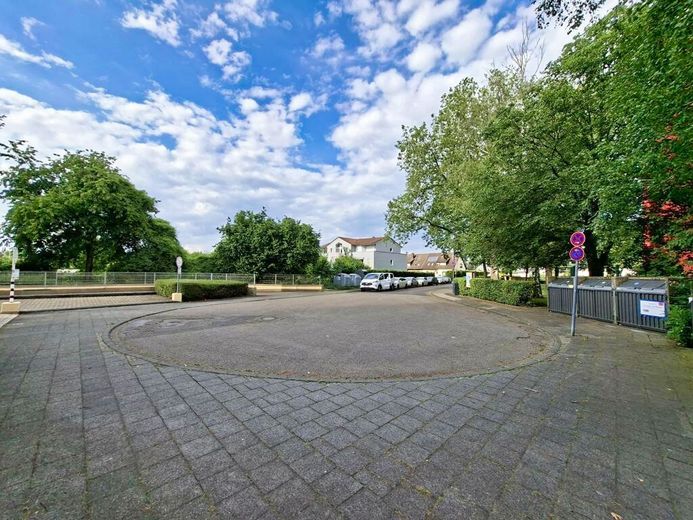 CITYHOUSE: Gepflegte 2 Zimmer Wohnung mit großem Balkon, Keller und TG Stellplatz in zentraler Lage – Wendehammer