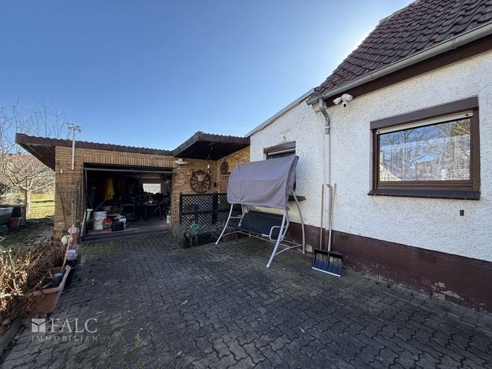RESERVIERT***Kleine Doppelhaushälfte mit großem Grundstück und Entwicklungspotenzial – Außenansicht