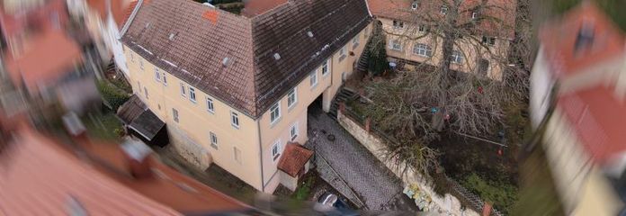 Ranis Kalesi'nin hemen yanında MFH, eski belediye binası, ilginç bir getiriyle kapsamlı şekilde yenilenmiş