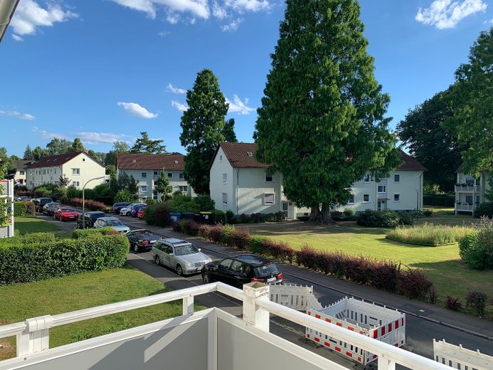 Schöne helle 2,5-Zimmerwohnung mit neuem Tageslichtduschbad und Süd-Westbalkon – Aussicht