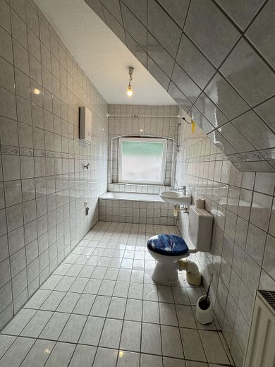 Badezimmer voll gefliest