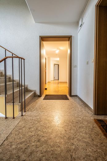 Lichtdurchfluteter Wohnkomfort in Uni-Bestlage – 90 m² mit 3 Balkonen & TG-Stellplatz – Wohnungseingang