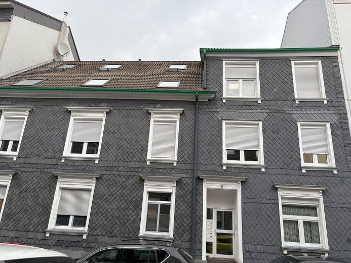 4,5 odalı dubleks daire, 2. üst kat, yeni banyo, sakin konum – Straßenseite