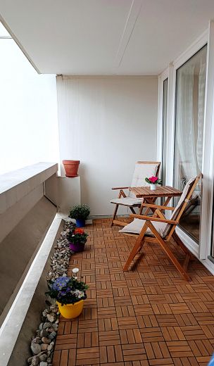 Geschmackvolle, renovierte & möblierte 2 Zi., Wohnung, großer Balkon in Olympia/MUC von Privat – Terrasse (Parkseite)