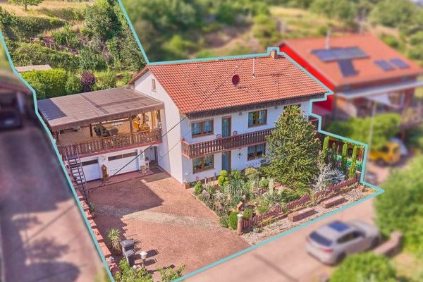 Wohnidylle mit sonniger Terrasse und liebevoll angelegtem Garten in ruhiger Waldrandlage