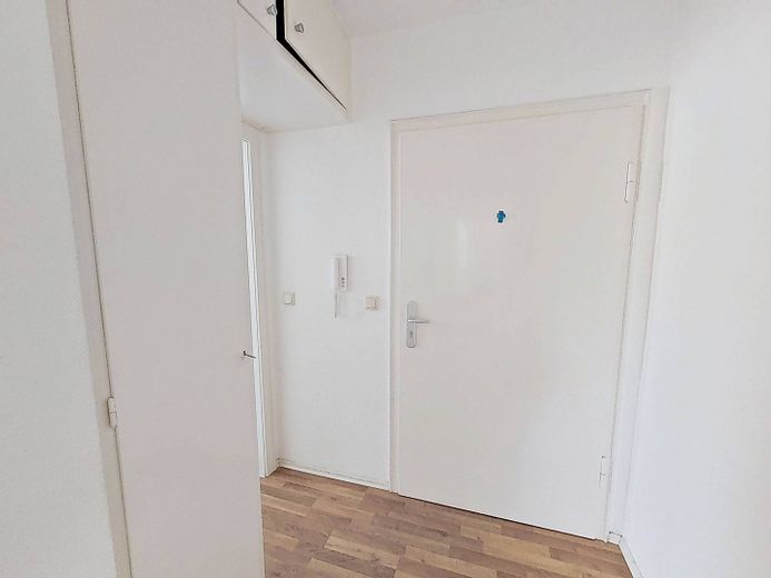 Helle 2-Zimmer-Whg. mit TERRASSE und Wannenbad – Eingangsbereich