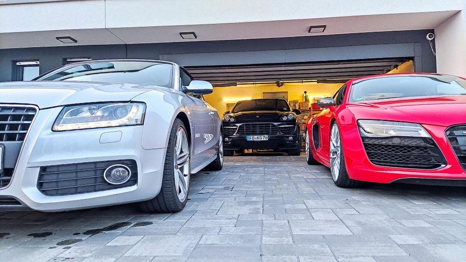 2 Garagen und 5 Stellplätze