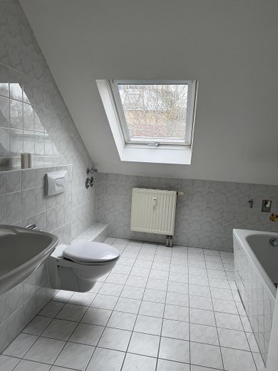 Schöne, zentral gelegene und helle DG-Wohnung – फोटो 4