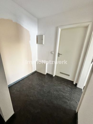 Großzügige, helle Wohnung mit durchdachtem Grundriss in ruhiger Lage mit Südwestbalkon, großes Bad – Flur