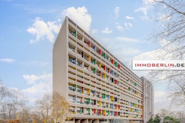 IMMOBERLIN.DE - ओलंपियास्टेडियन के पास कोर्बुज़ियरहाउस में लॉजिया वाला विशेष 3-कमरों का अपार्टमेंट