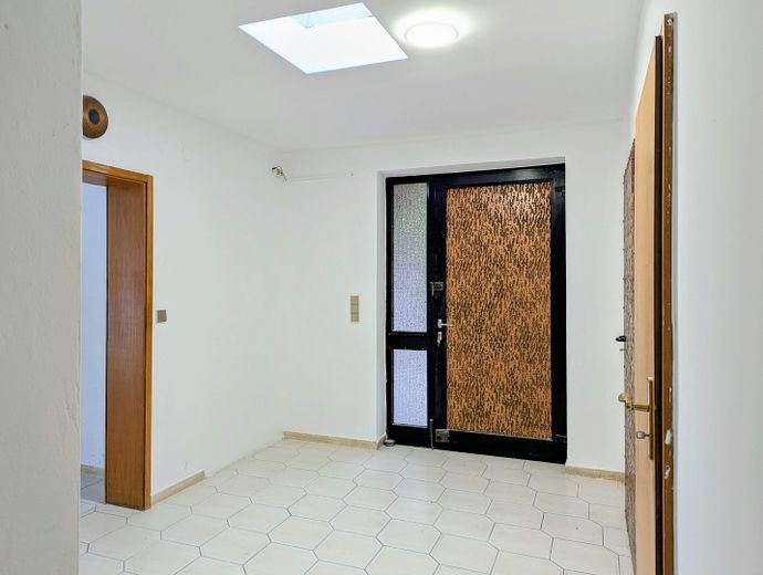 Bungalow adatto alle famiglie, vicino al centro e ben collegato – Flur/ Eingang