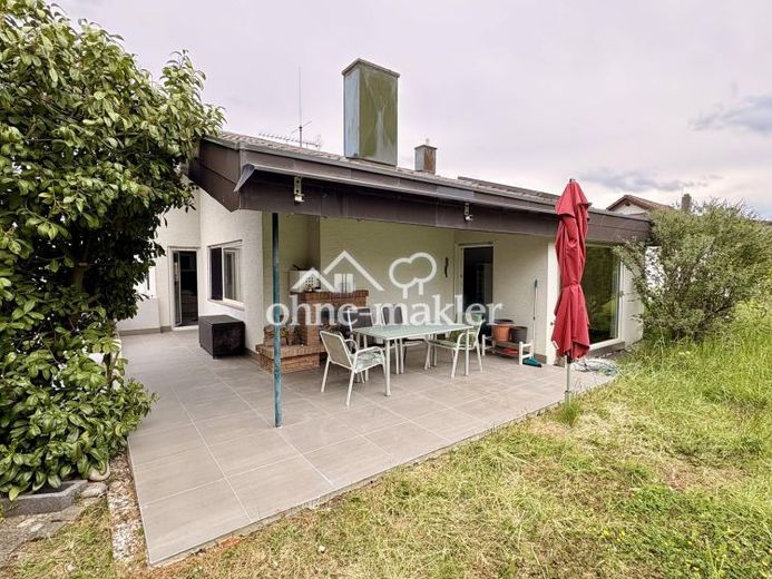 Von privat: Ruhiges Einfamilienhaus mit Einliegerwohnung und unverbaubarem Blick ins Grüne – Foto 1