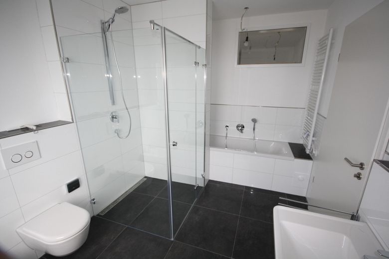 ++ EXCLUSIVES PENTHOUSE IN KORNTAL: BARRIEREFREI MIT AUFZUG - DACHTERRASSE MIT STADTBLICK ++ – Hauptbad