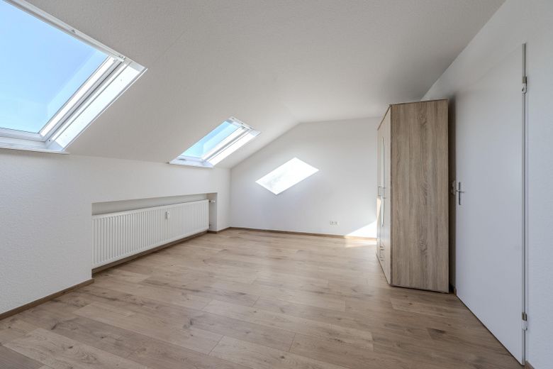 Kernsanierte 2-Zimmer-Dachgeschosswohnung mit neuer Einbauküche & Stellplatz in Oberstenfeld – Wohnraum mit Dachfenster