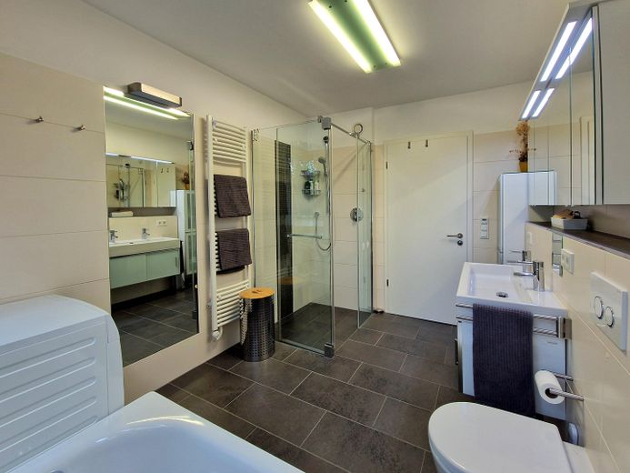 Courtagefrei: Helle und zentral gelegene DG-Maisonette-Wohnung mit Galerie und Sonnenterrasse – 06_Badezimmer_2