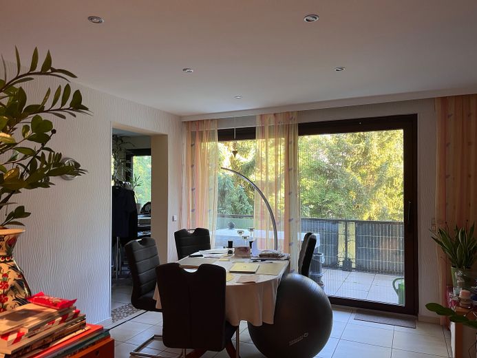 1+1=1 * Großzügige, familientaugliche ETW in ruhiger und dennoch zentraler Lage * in Niedernhausen – Essbereich m. Blick auf Balkon
