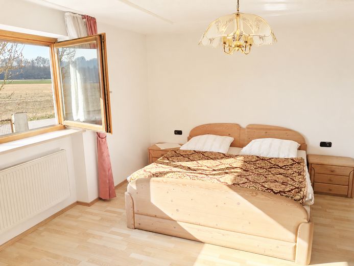 Ampia casa nel verde – utilizzo versatile, disponibile a breve | 659.000 € – Schlafzimmer EG