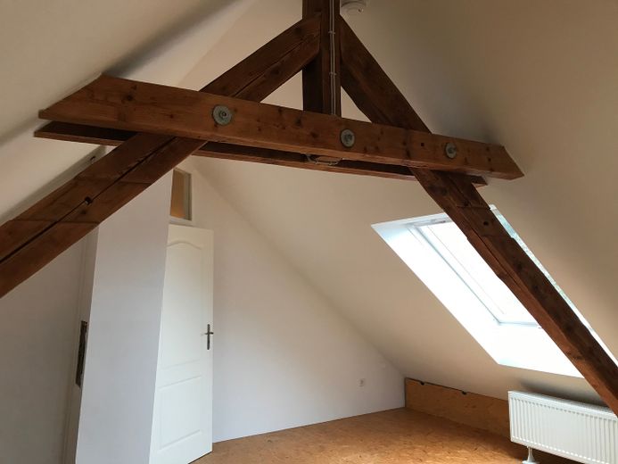 Luminoso appartamento di 5 locali al 1° + 2° piano di una casa di campagna a Gaildorf / Schwäbisch Hall – Dachzimmer 2.OG N/W