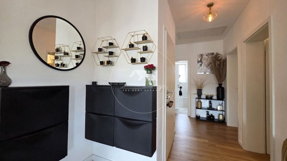 Exklusives Juwel mit großem Balkon, Designküche &amp; hochwertiger Ausstattung in Top-Lage von Teublitz – Flur