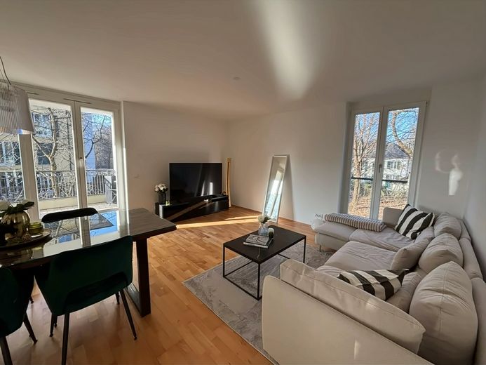 Stilvoll wohnen in Moosach/Nymphenburg: Helle 2-Zimmer-Wohnung mit Balkon in idyllischer Wohnanlage – Wohnzimmer