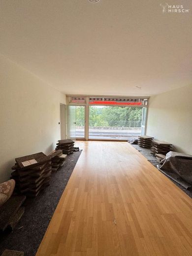Renovierungsbedürftige Dreizimmerwohnung mit traumhaftem Ausblick – Wohnbereich Blick Balkon