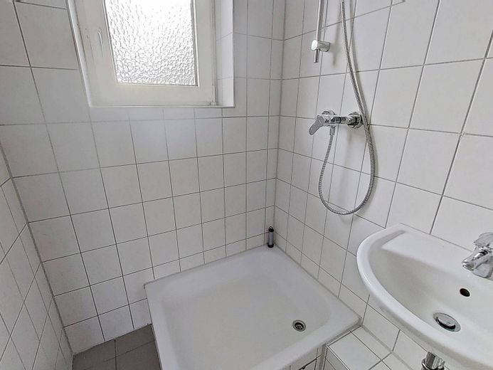 Tee aufbrühen, Füße hochlegen, Kaltmiete sparen: Moderne 2-Zimmer-Wohnung mit BALKON – Ansicht I: Bad
